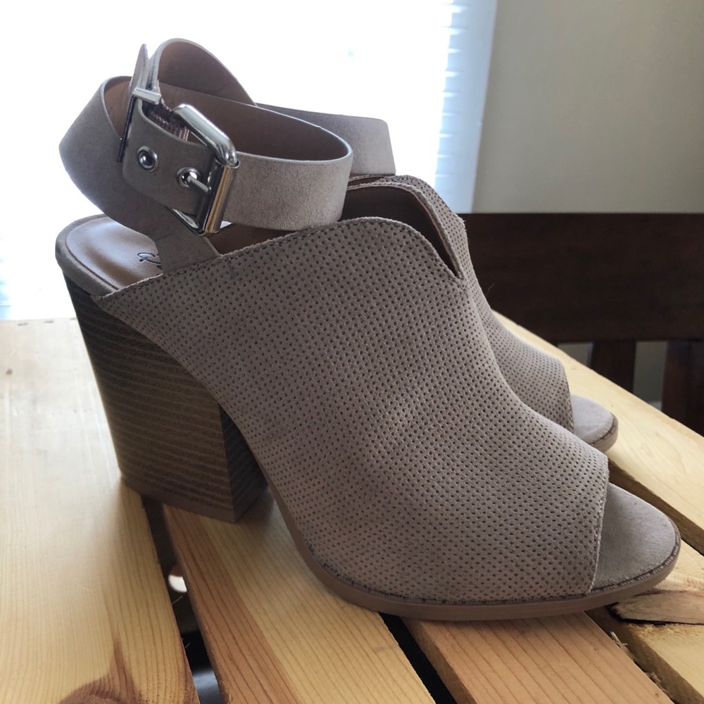 NEW UNWORN - Taupe Heeled Sandals - Size 7.5